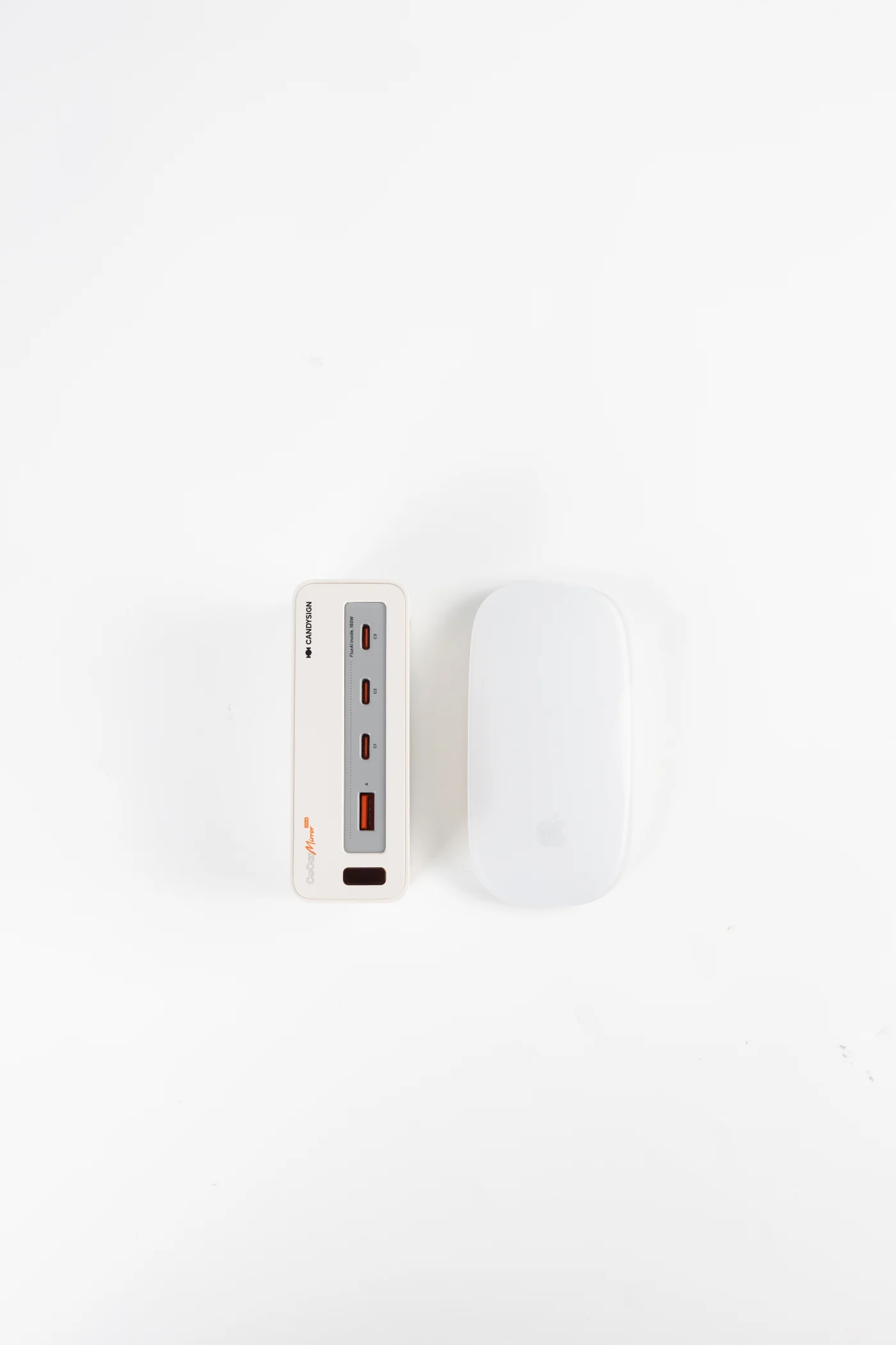 CoCan Mirror 主体与白色无线鼠标并排展示桌面尺度